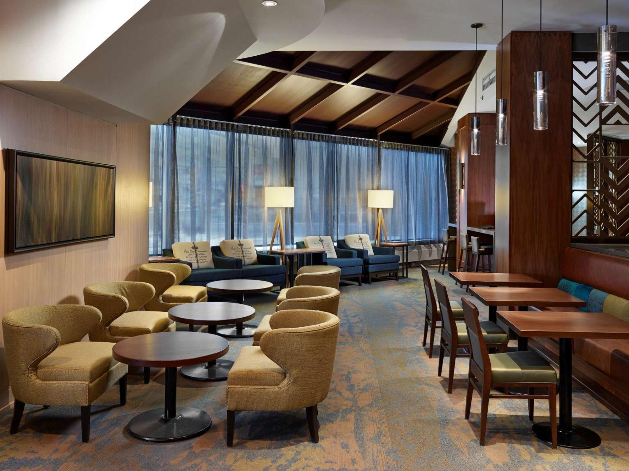 Doubletree By Hilton Hotel & Conference Centre Regina Bagian luar foto
