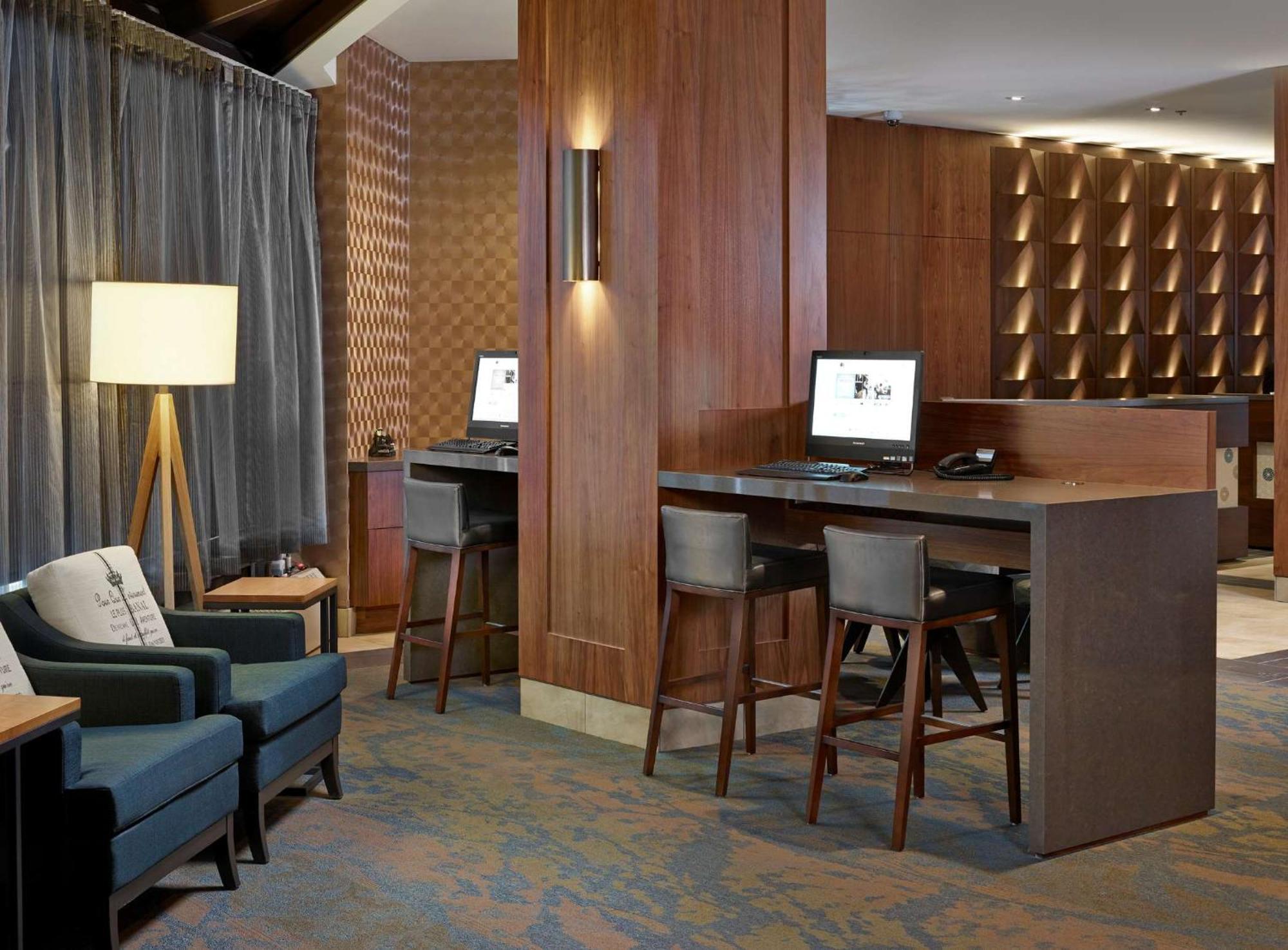 Doubletree By Hilton Hotel & Conference Centre Regina Bagian luar foto